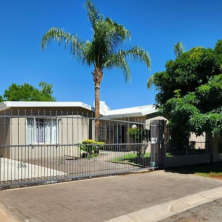 Green Kalahari Guesthouse Upington Buitenkant foto
