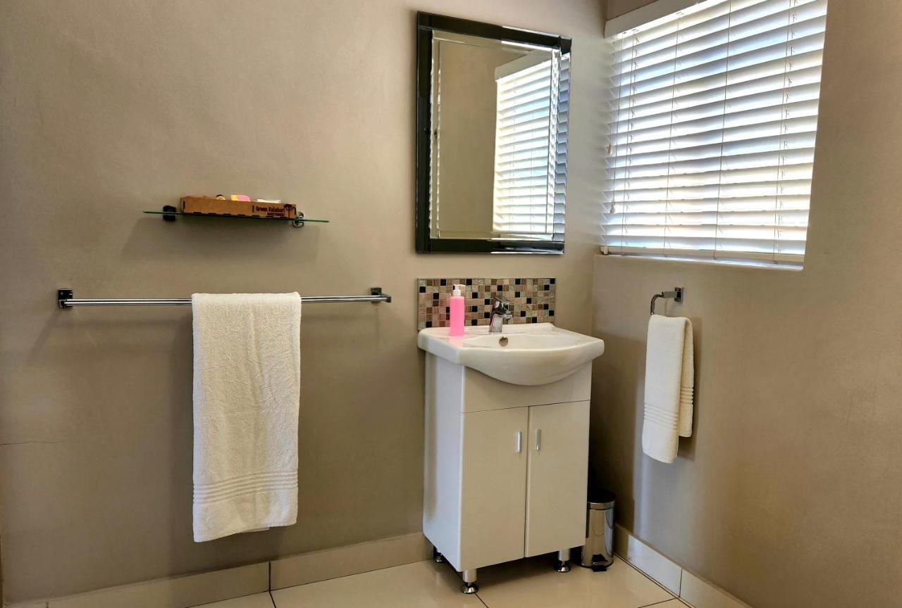Green Kalahari Guesthouse Upington Buitenkant foto